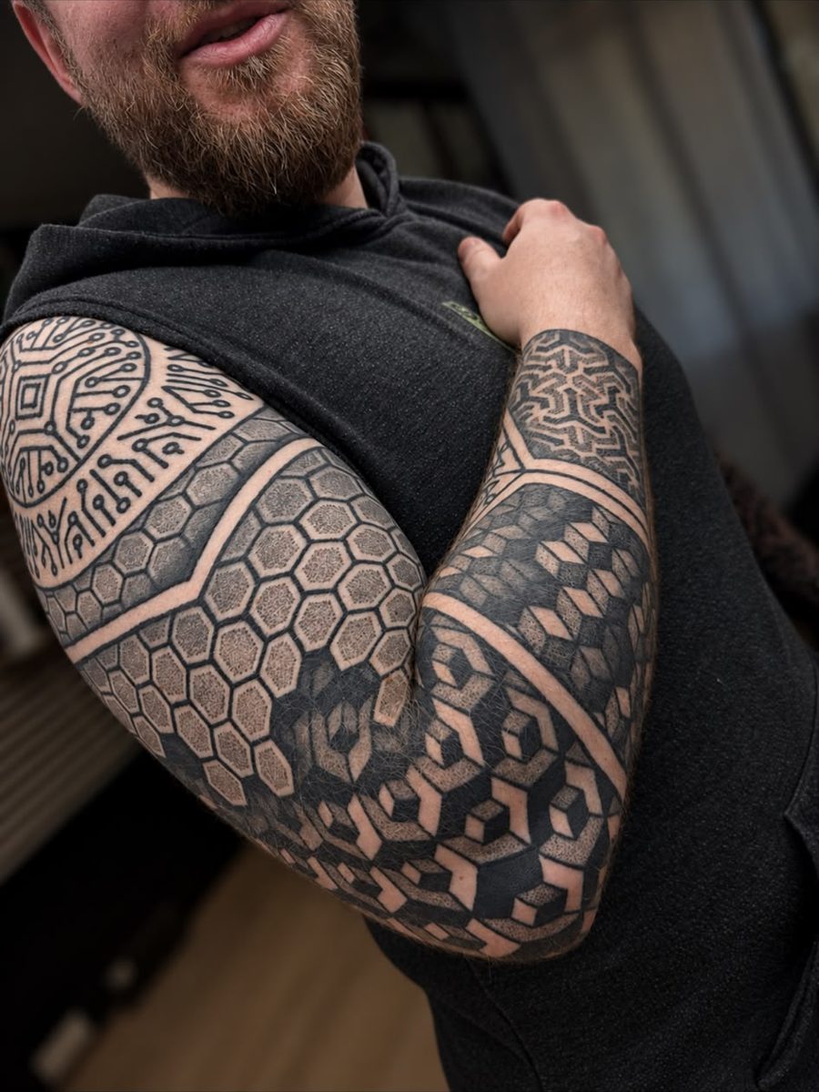Dotwork-Sleeve mit Wabenmuster – Tattoo aus Bad Bramstedt
