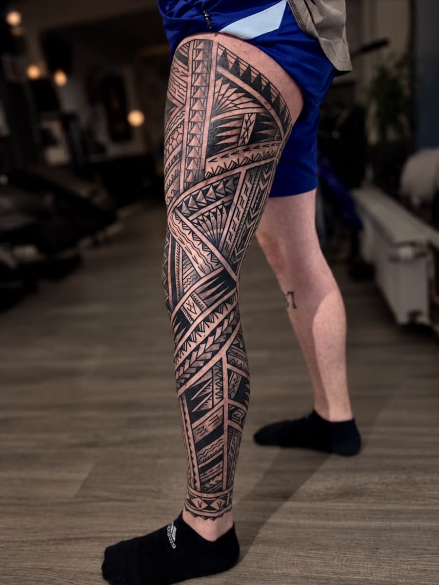 Komplettes Bein mit Mixed-Tribal-Muster – Tattoo aus Bad Bramstedt