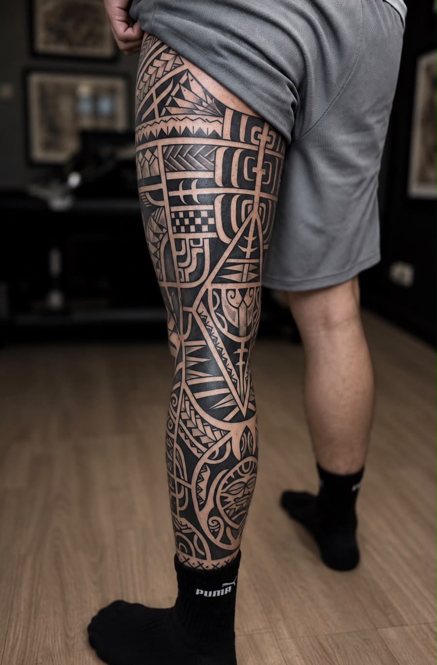 Komplettes Bein mit feinem Tribal-Sleeve – Tattoo aus Bad Bramstedt