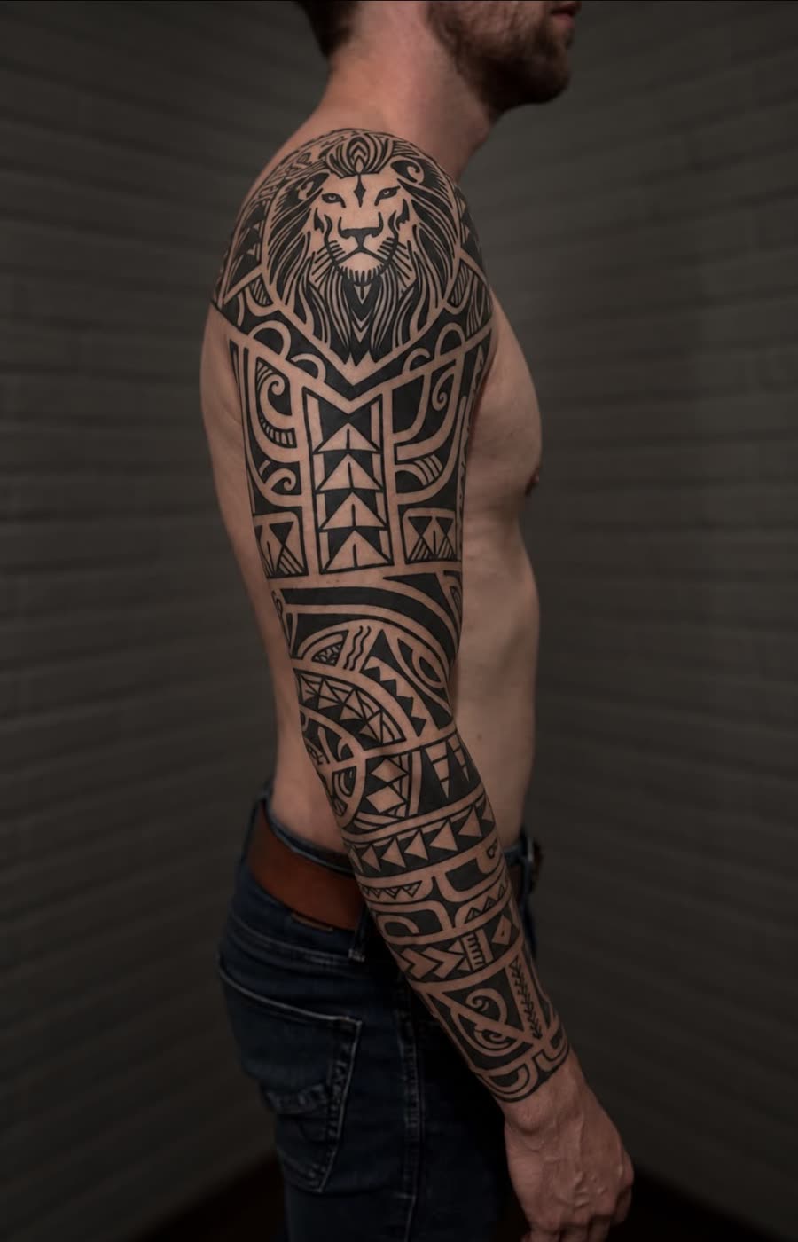 Tribal-Sleeve mit Löwenkopf am Oberarm – Tattoo aus Bad Bramstedt