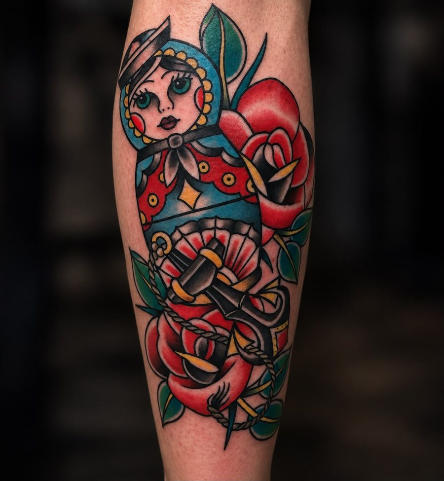Matroschka mit Anker und Rosen am Unterschenkel – Tattoo aus Bad Bramstedt
