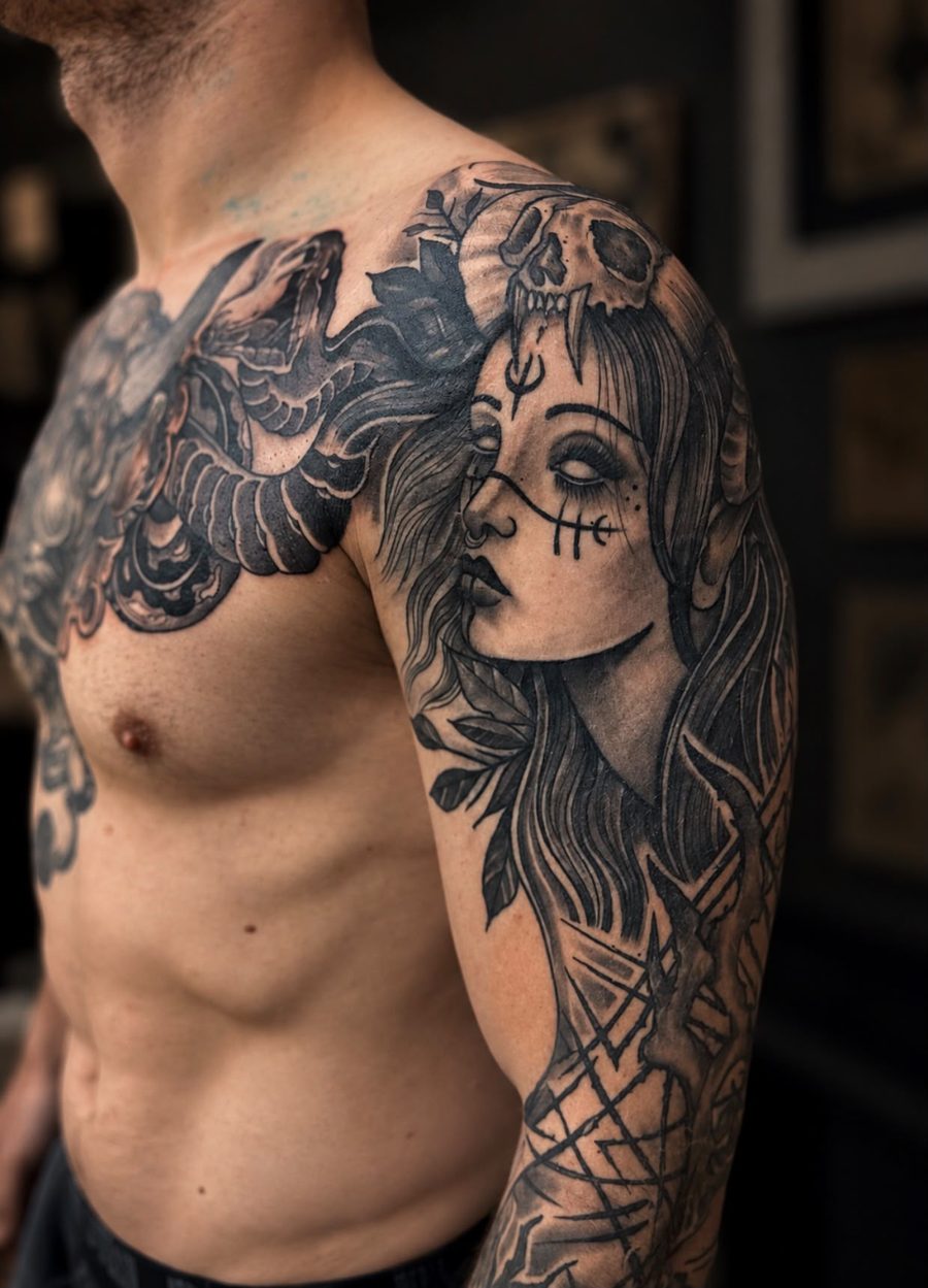 Frauenporträt auf Brust und Schulter mit Tribal-Elementen – Tattoo aus Bad Bramstedt