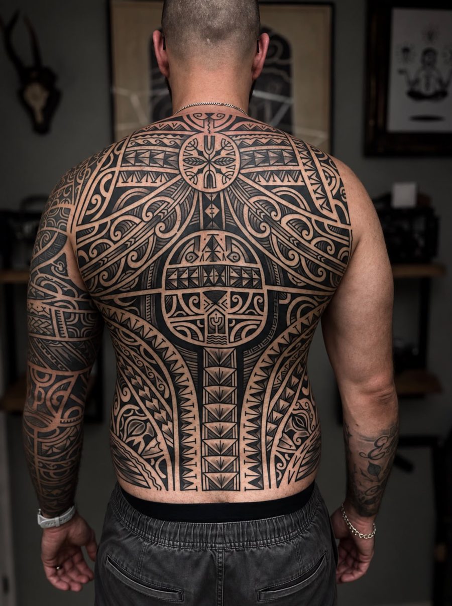 Polynesisches Rückenstück mit beiden Armen – Tattoo aus Bad Bramstedt