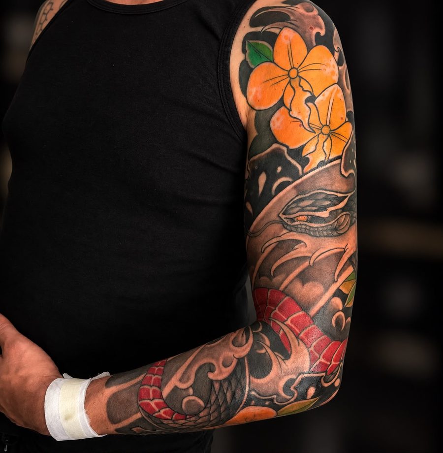 Japanischer Sleeve mit Schlange, Blüten und Wellen – Tattoo aus Bad Bramstedt
