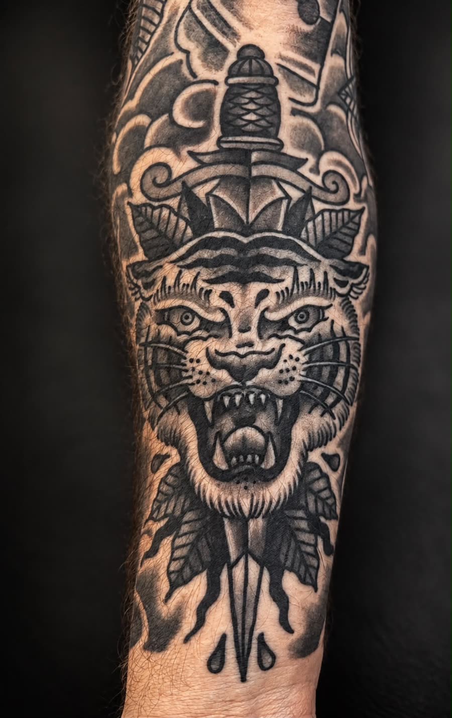 Traditioneller Tiger mit Dolch am Unterarm – Tattoo aus Bad Bramstedt
